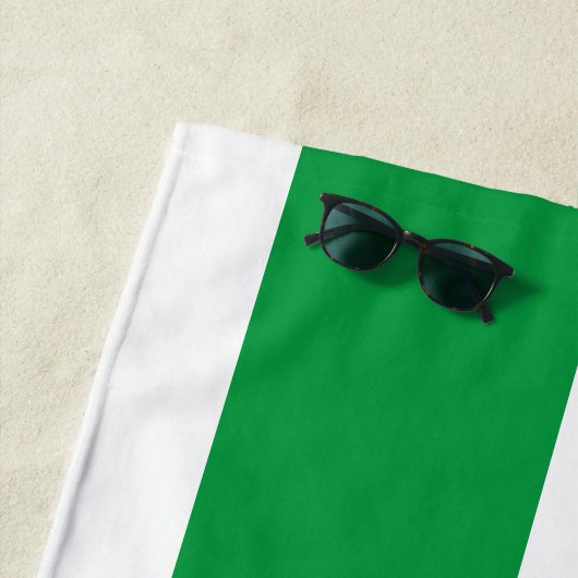 Serviette De Plage Vertes Et Blancs (En situation)