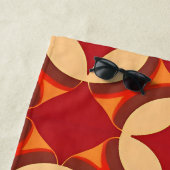 Serviette De Plage 🔴 Vibrations géométriques abstraites rouges gras (En situation)