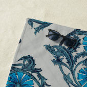 Serviette De Plage vintage bleu antique fleurs artisanat rustique (En situation)