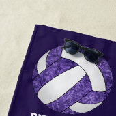 Serviette De Plage violet blanc équipe couleurs girly volleyballs mot (En situation)