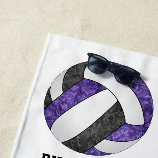 Serviette De Plage violet noir couleur équipe girly volleyballs motif (En situation)