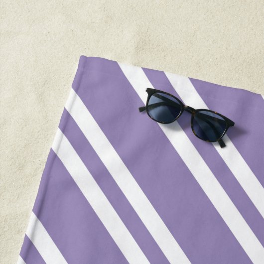 Serviette De Plage Violet perso et blanc personnalisé (En situation)