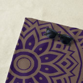 Serviette De Plage Violet pourpre & Tan Gold Mandala Flower (En situation)