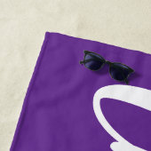 Serviette De Plage Violet Royal et lettrage blanc Script (En situation)