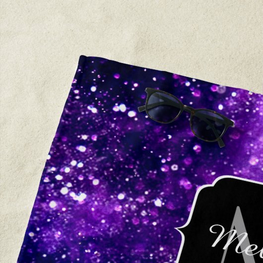 Serviette De Plage Violet violet galaxie abstraite Monogramme personn (En situation)