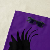 Serviette de plage violette avec aigle volant Choi (En situation)