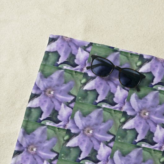 Serviette de plage violette Clematis (En situation)