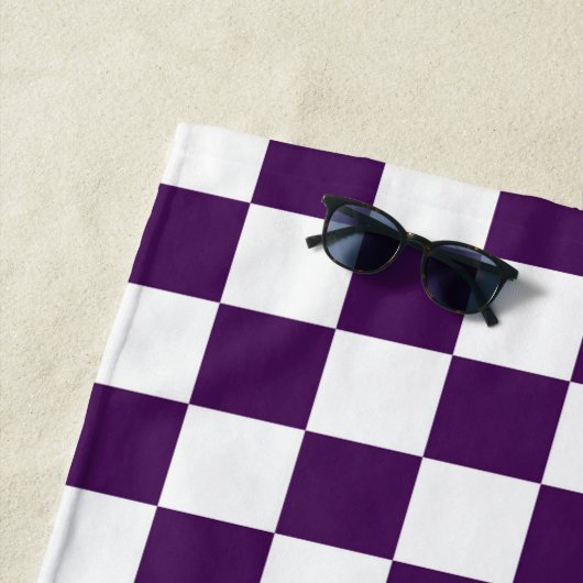 Serviette de plage violette et blanche À damiers M (En situation)