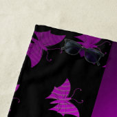 serviette de plage violette et noire (En situation)