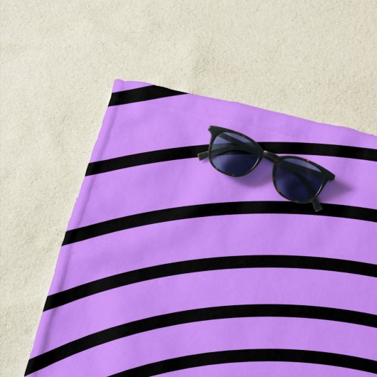 Serviette de plage violette rayée noire (En situation)