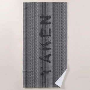 Serviette De Plage Voies de pneu de voiture sur le texte gris de
