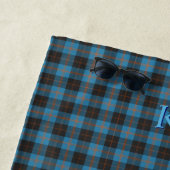 Serviette De Plage Vos initiales sur Angus District tartan antique (En situation)