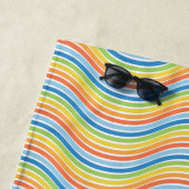 Serviette de plage Wavy Lines colorée (En situation)