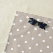 Serviette De Plage White On Beige Polka Dots Pattern With Custom Name (En situation)
