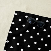 Serviette De Plage White On Black Polka Dots Pattern With Custom Name (En situation)