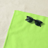 Serviette de plage Wickedly Hot (vert citron) (En situation)