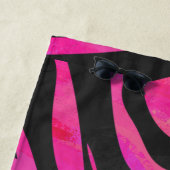Serviette De Plage Zebra noir et rose chaud (En situation)