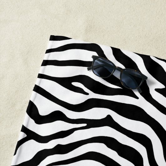 Serviette de plage zèbre noir et blanc rayé (En situation)