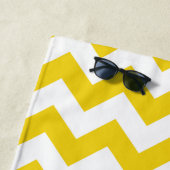 Serviette De Plage Zigzag Jaune, Chevron Jaune, Votre Nom (En situation)