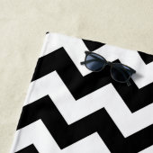 Serviette De Plage Zigzag noir et blanc, Motif Chevron, Votre nom (En situation)
