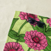 Serviette De Plage Zinnias rose sur vert clair (En situation)