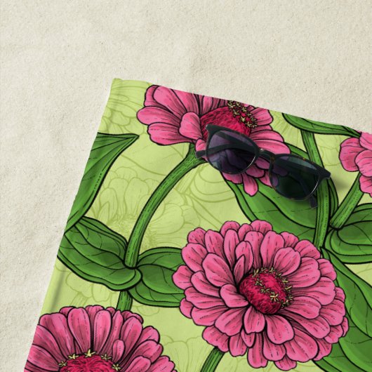 Serviette De Plage Zinnias rose sur vert clair (En situation)
