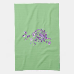 Serviette de table violette vibrante sur un vert l