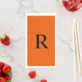 Serviette d'hôte en papier monogramme orange et no (En situation)