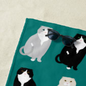 Serviette écossaise de plage pliée (En situation)