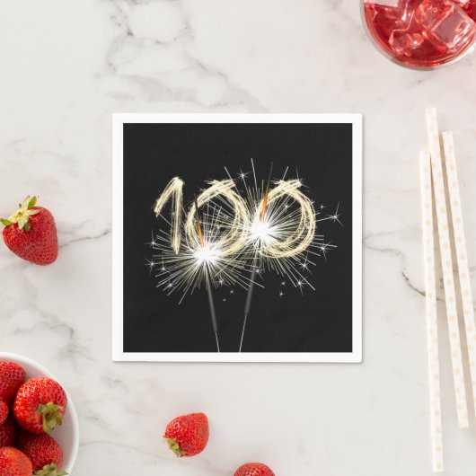 Serviette En Papier 100e anniversaire Sparklers de fête sur Noir (En situation)