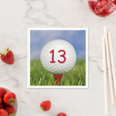 Serviette En Papier 13e anniversaire balle de golf blanche sur tee rou (En situation)