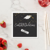 Serviette En Papier 2026 Graduation Gold Confetti and Cap (En situation)