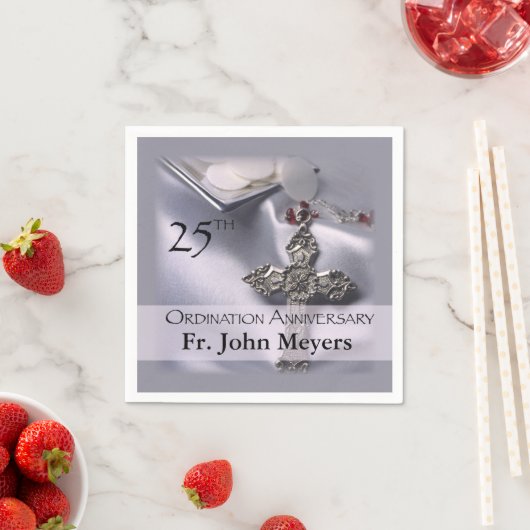 Serviette En Papier 25e cabinet Anniversary Cross Host (En situation)