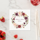 Serviette En Papier #2 Roses blanches de Marsala Burgundy | (En situation)