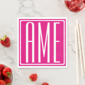 Serviette En Papier 3 Initiales Monogramme | Blanc sur rose chaud (En situation)