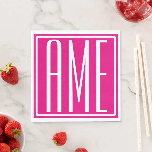 Serviette En Papier 3 Initiales Monogramme | Blanc sur rose chaud (En situation)
