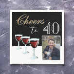 Serviette En Papier 40 Red Wine Glass Photo 40th Birthday<br><div class="desc">Salutations à 40 Verre Rouge Photo 40e Anniversaire de la fête de Naples. Trois verres à vin rouge,  typographie tendance aux couleurs blanches et dorées et arrière - plan noir. Personnalisez les serviettes avec votre photo et le numéro d'âge.</div>
