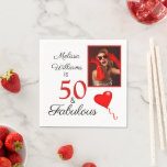 Serviette En Papier 50 et Fabulous Photo avec nom Red 50th Birthday<br><div class="desc">Célébrez ses 50 ans et fabuleux avec cette serviette de soirée de 50 ans. Personnalisez-le avec son nom et sa photo. Célébrez avec le thème de la typographie rouge et noire pour ce design moderne, amusant et élégant. La police de style de script et les couleurs peuvent être modifiées lorsque...</div>