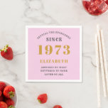 Serviette En Papier 50th Birthday Born 1973 Ajouter Nom Rose Grey<br><div class="desc">Anniversaire personnalisé ajoutez votre nom et votre serviette de papier de l'année. Modifiez le nom et l'année avec le modèle fourni. Un merveilleux accessoire de fête d'anniversaire personnalisé. Plus de cadeaux et de fournitures de fête disponibles avec le design "normes de fixation" dans le magasin.</div>