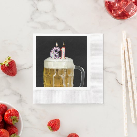 Serviette En Papier 61e anniversaire bougies en bière (En situation)