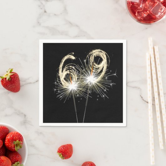 Serviette En Papier 69e anniversaire Sparklers de fête sur noir (En situation)