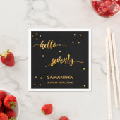 Serviette En Papier 70e anniversaire noir or bonjour 70 nom script (En situation)