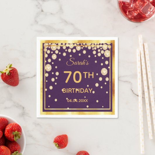 Serviette En Papier 70e anniversaire sur violet avec diamants d'or (En situation)