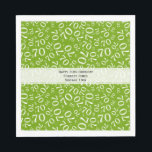 Serviette En Papier 70th Birthday Party Numéro Motif Vert et blanc<br><div class="desc">Personnalisez facilement les trois lignes de texte avec le modèle. Ce modèle cool, sur la colline, est un motif vert et blanc avec le numéro 70 répété en différentes tailles et angles dans une impression tout-en-haut. La bannière blanche au centre comporte trois lignes pour le texte de votre événement. Il...</div>