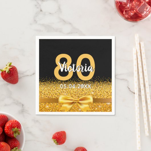 Serviette En Papier 80e anniversaire noir or nom arc (En situation)