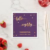 Serviette En Papier 80e anniversaire violet or bonjour 80 nom script (En situation)