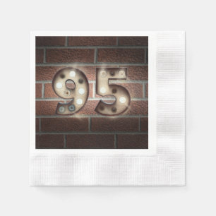 Serviette En Papier 95e anniversaire marque marquee sur mur en brique