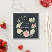 Serviette en papier à monogramme floral Midnight B (En situation)