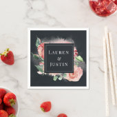 serviette en papier à monogramme floral Midnight B (En situation)