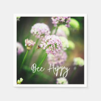 Abeille heureuse avec des fleurs d'Allium diagonal